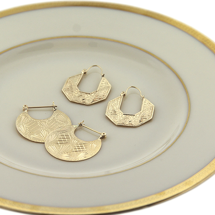 Etched Gold Disc Earrings - Click Image to Close